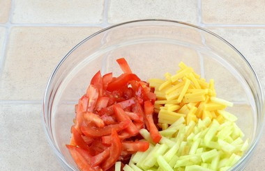 1. Этап. Салат Любимая женщина: Сложите их в салатницу. В сметану выдавите зубчик чеснока, посолите и перемешайте.