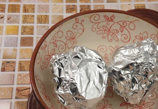 1. Этап. Тарталетки с тунцом и свекольным паштетом: Свеклу промыть, завернуть в фольгу и запечь в духовке при 180 градусах 40-60 минут (в зависимости от размера овоща).