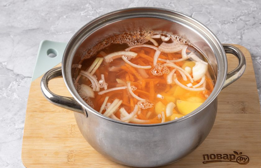 1. Этап. Борщ без мяса без зажарки со свеклой: Влейте в кастрюлю воду и доведите до кипения. Посолите и влейте растительное масло. Варите суп на небольшом огне около 20 минут.