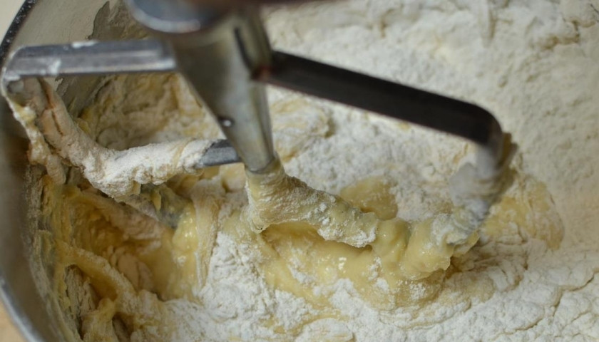 1. Этап. Тесто на куличи: Затем тесто снова вымешиваем при помощи кухонного комбайна, постоянно добавляя оставшуюся муку.