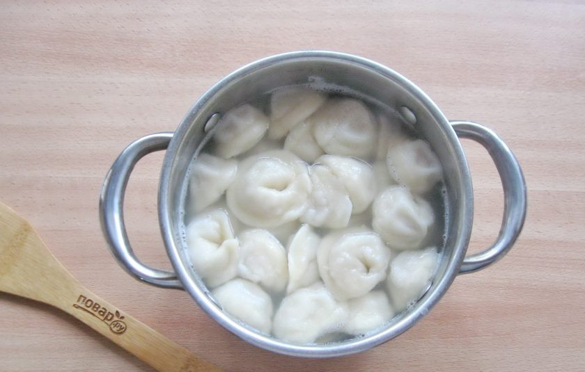 1. Этап. Пельмени из свинины и курицы: Можно пельмени отправить в морозильную камеру, а можно сразу сварить. Для этого налейте в кастрюлю воду, подсолите, доведите до кипения и выложите в неё пельмени. Перемешайте, чтобы они не прилипли ко дну. С момента, когда пельмени всплывут, готовьте их еще 7-8 минут и доставайте из кастрюли.