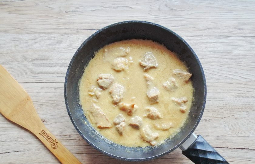 1. Этап. Свинина в горчичном соусе на сковороде: Хорошо перемешайте мясо с соусом и накройте сковороду крышкой. Тушите на небольшом огне 20-25 минут.