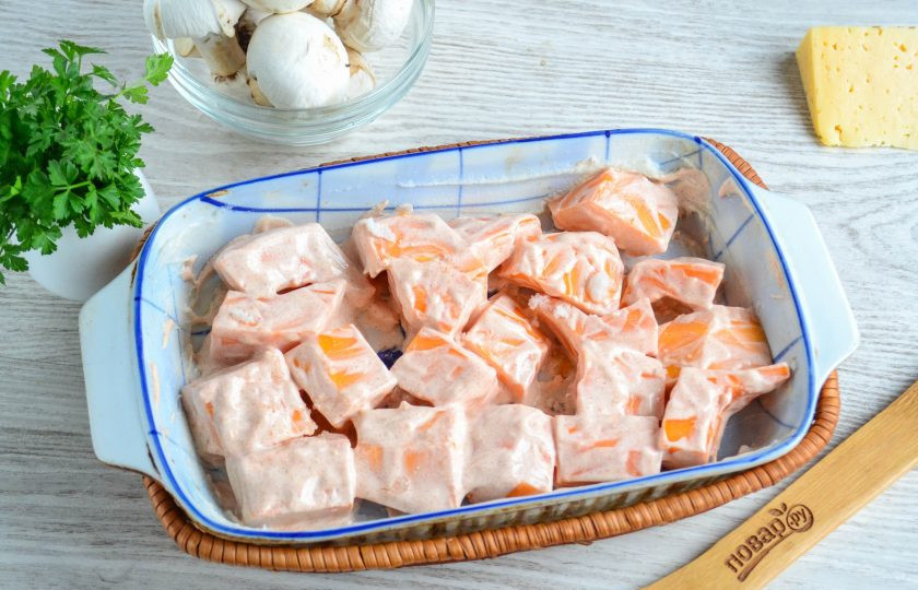 1. Этап. Тыква с грибами в духовке: Каждый кусочек тыквы обмакните в подготовленный сметанный соус и выложите в форму для запекания. Отправьте форму в духовку, разогретую до 180 градусов, минут на 30-40. Нужно дождаться, пока тыква станет мягкой, время приготовления зависит от сорта тыквы.