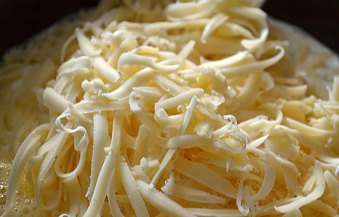 1. Этап. Лоранский пирог с курицей и грибами: В отдельной миске взбиваем два яйца, добавляем сливки и тертый на крупной терке сыр, еще раз перемешиваем все, этой массой заливаем нашу начинку.