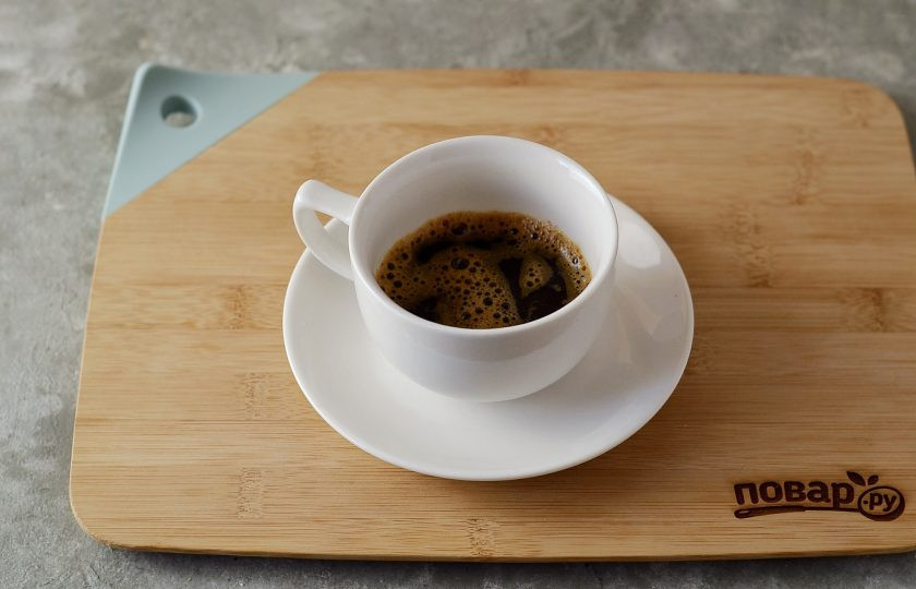 1. Этап. Кофе Кон лече: Налейте в чашку кофе.