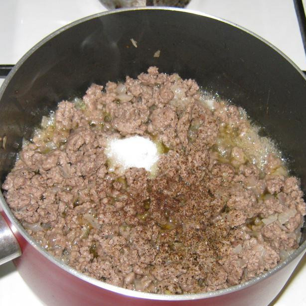 1. Этап. Имам: Затем, добавьте фарш. Приправить солью, перцем и специями. И готовьте пока фарш не приобретёт коричневатый цвет.
