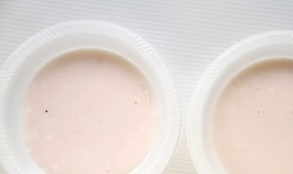 1. Этап. Сметанное суфле: 4. Такое суфле готовится в специальной форме, которую вы можете выбрать сами. Можно делать суфле слоями. Для этого следует поочередно заливать массу и замораживать ее. У меня получилось две части, одну из которых я заморозила (15 минут в морозилке достаточно), после чего добавила вторую и поставила в холод (по типу желе). Оставьте суфле в холодильнике часа на три или даже до утра.