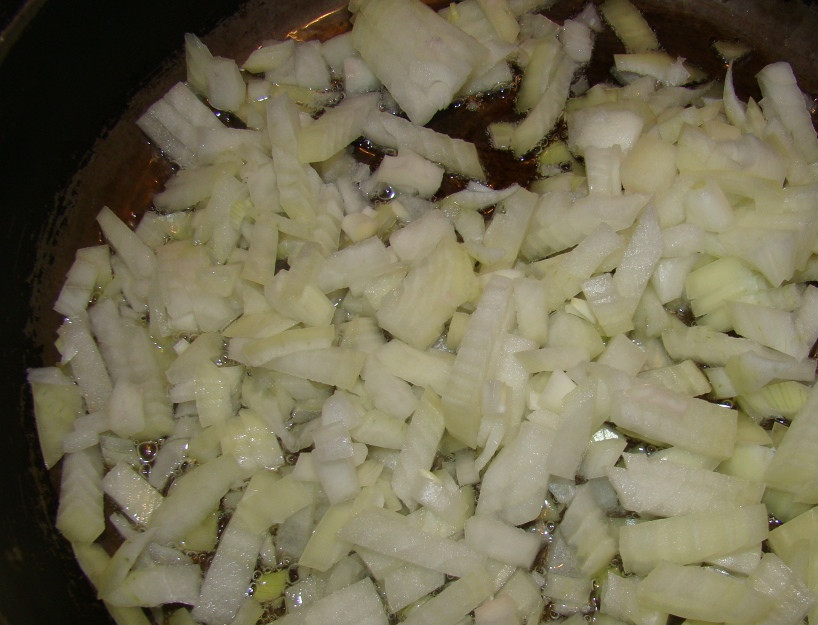 1. Этап. Икра из буряка: Репчатый лучок очистите от шелухи и вымойте под струей водой. Острым ножом порежьте его на небольшие квадратики. Затем выложите лучок на сковородку с растительным маслом и пассеруйте пять минут на среднем огне.