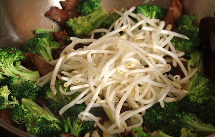 1. Этап. Говядина диетическая: 5. Добавьте к содержимому в сковороде ростки сои, еще раз все смешайте.