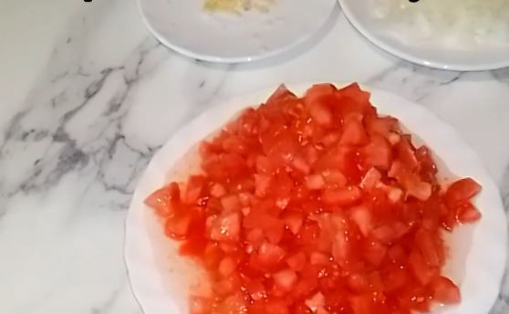 1. Этап. Итальянские фрикадельки с томатным соусом Маринара: Сначала приготовим соус Маринара. На помидорах сделайте надрезы крест на крест. Залейте крутым кипятком и оставьте на пару минут. После чего, снимите кожицу и нарежьте мелким кубиком..