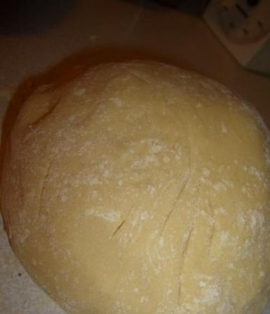 1. Этап. Имбирное печенье со свежим имбирем: 4. Полученное тесто скатываем в шар, заворачиваем в пищевую пленку и оставляем отдыхать в холодном месте на 1 час.