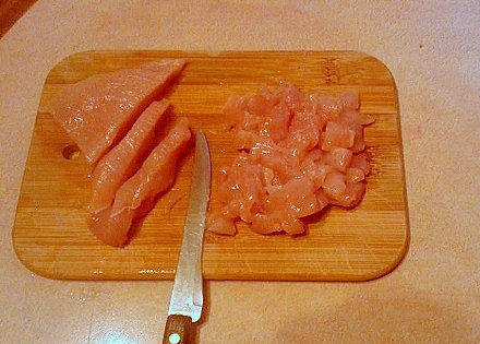 1. Этап. Закрытые тарталетки с курицей и грибами: Куриное филе можно сварить, а можно обжарить. Для обжаривания филе нарезаем на маленькие кусочки.