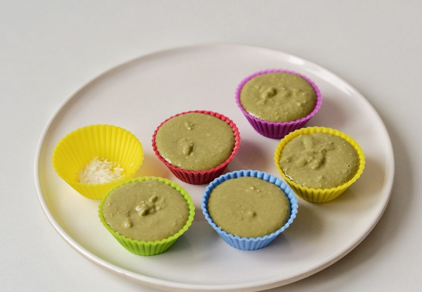 1. Этап. Конфеты с матча: Разложите получившуюся массу по силиконовым формочкам. На дно формочек можно насыпать немного кокосовой стружки или орехов для украшения. Уберите конфеты в морозилку на 10 минут.