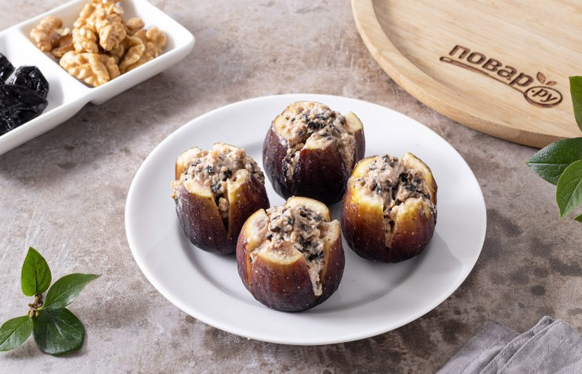 1. Этап. Инжир с черносливом: Заполните надрезы подготовленной начинкой.