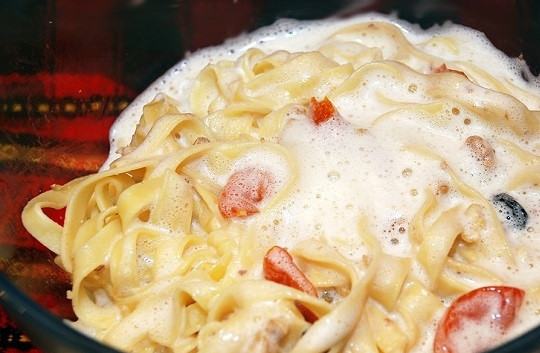 1. Этап. Лапшевник с яйцом: 6. Залейте лапшу яично-молочной смесью.