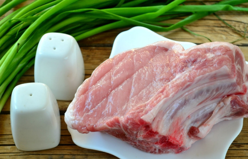 1. Этап. Отбивная из свинины на косточке: Подготовьте все необходимые ингредиенты. Здесь и готовить особо нечего. Понадобится лишь качественное мясо, соль и перец. Для первого раза я предлагаю не добавлять никакие специи и пряности, почувствуйте натуральный вкус отлично приготовленного мяса, а затем уж экспериментируйте.