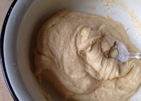 1. Этап. Рецепт вафельного теста для электровафельницы: Тщательно перемешиваем и получаем тесто для вафель.