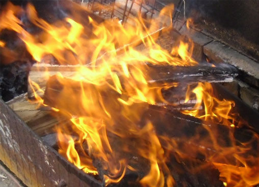 1. Этап. Шашлык из ребрышек: Теперь в мангале разожгите костер пока мясо маринуется.