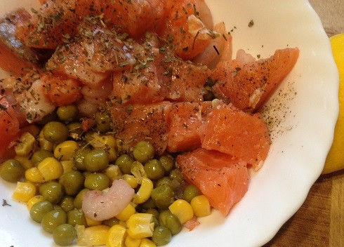 1. Этап. Рагу-чаудер из рыбы: Добавляем рыбу к креветкам, горошку и кукурузе. Солим, перчим, добавляем базилик или другие специи по вкусу. Сбрызгиваем лимонным соком и перемешиваем.