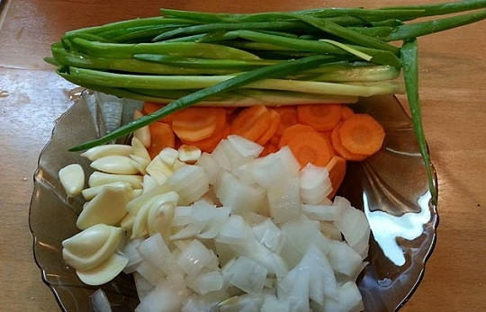 1. Этап. Уха на курином бульоне: 3. Подготовьте все овощи, которые будете использовать: лук, чеснок, морковь, картофель. Вымойте зелень.