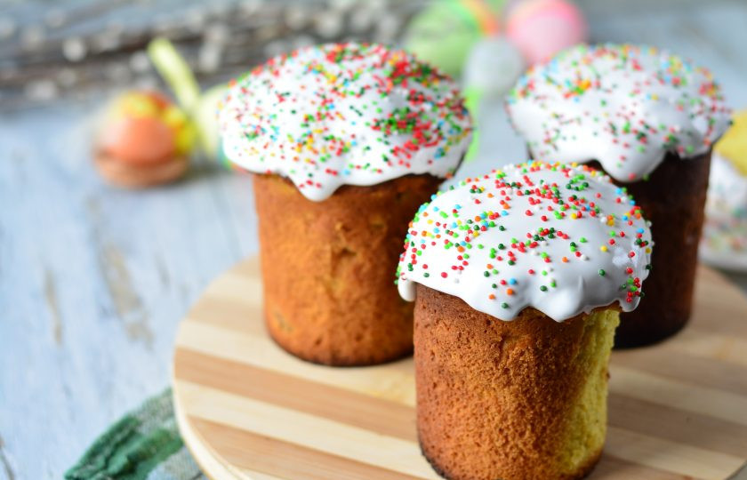 1. Этап. Пышный кулич: Готовые остывшие куличи украшайте любой глазурью и яркими сахарными присыпками.