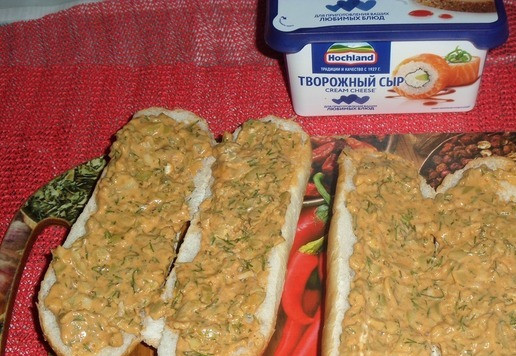 1. Этап. Хот-дог с колбасой и сыром: Булочки для хот-догов разрезаем вдоль и смазываем приготовленным соусом.