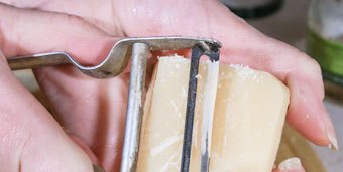 1. Этап. Бутерброды с вялеными помидорами: Очень тонко нарезаем 