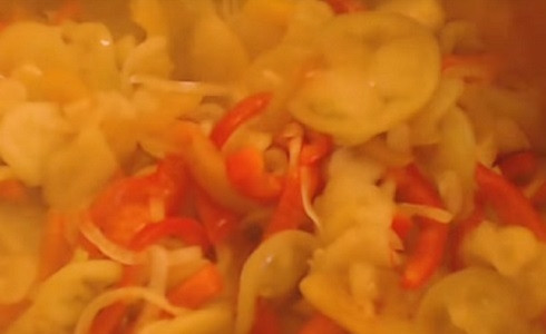 1. Этап. Салат из помидор и огурцов на зиму: Через 20 минут помидоры и огурцы побледнеют и салат станет не таким ярким.