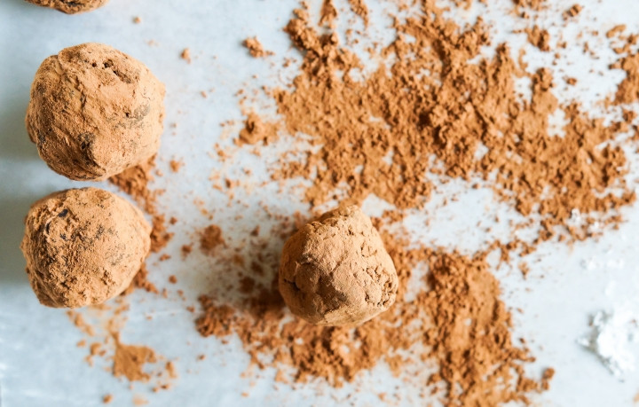 1. Этап. Трюфели Брауни: 5. Третью часть посыпьте какао порошком.