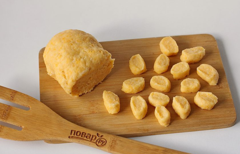 1. Этап. Галушки с сыром: Отщипните от теста кусок, раскатайте его колбаской и нарежьте кусочками. Размер зависит от желаемого размера галушек.