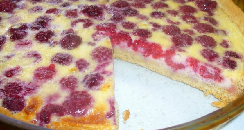 1. Этап. Пирог с малиной: 5. Вот и все! Когда верхушка станет твердой и румяной, блюдо готово!