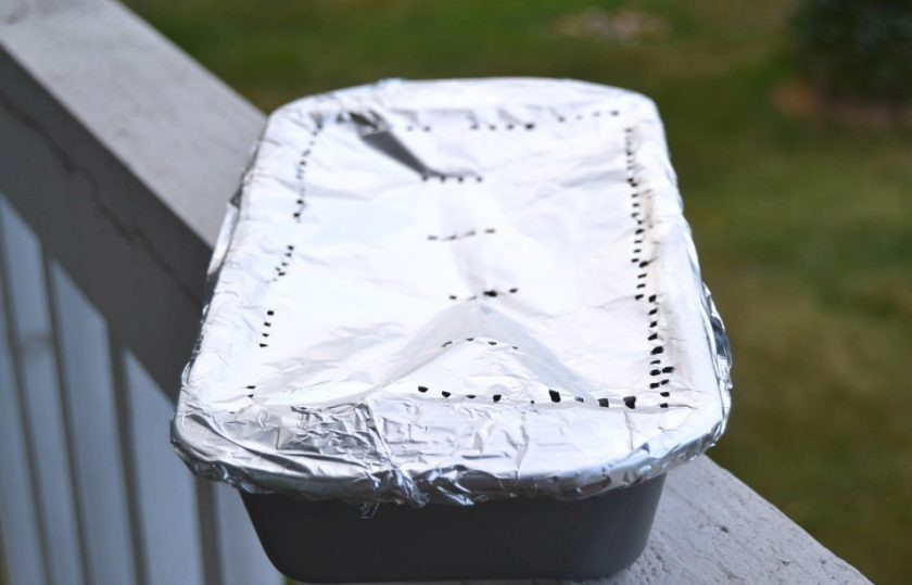 1. Этап. Запеченный фаршированный кальмар: 13. Накройте форму фольгой и сделайте в ней проколы. Запекайте в разогретой до 180 градусов духовке 15 минут.