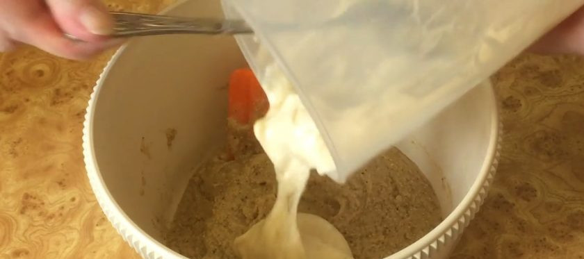 1. Этап. Бананово-амарантовый пирог с изюмом: Просеянную пшеничную муку смешайте с амарантовой мукой и содой. Хорошо перемешайте и добавьте к яичной смеси. Перемешайте до однородности и добавьте измельченные в блендере спелые бананы.