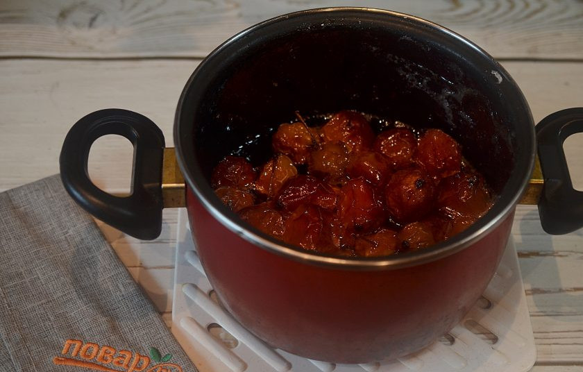 1. Этап. Варенье из золотой китайки: 3. Добавьте воду. Доведите до кипения и варите на небольшом огне, снимая пену, 45 минут.