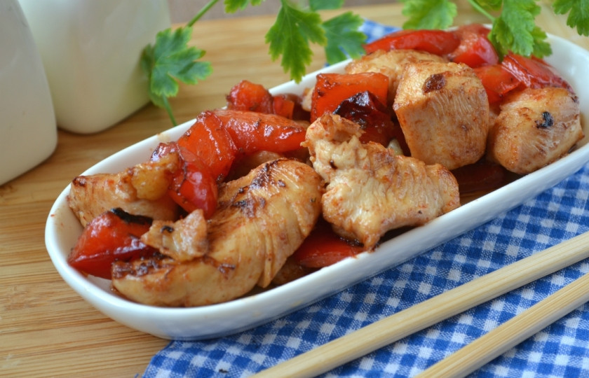 1. Этап. Курица в кисло-сладком соусе по-китайски: Курица в кисло-сладком соусе по-китайски готова. Подавайте ее в качестве закуски или же как горячее блюдо, в качестве гарнира к нему подойдет отварной рис.