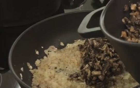 1. Этап. Постные голубцы с грибами (очень вкусно!): 3. Теперь готовим начинку. Грибы и лук мелко нарезаем. В разогретую сковороду отправляем грибы, солим и тушим, пока не уйдет почти вся вода. Перекладываем грибы в другую емкость и на этой же сковороде жарим лук. Когда лук начал золотиться, соединяем его с грибами.