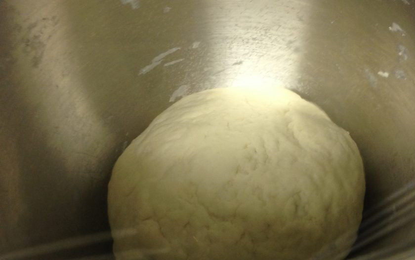 1. Этап. Простой рецепт чебуреков: 1. Смешайте муку со щепоткой соли, добавьте 1 столовую ложку подсолнечного масла. Влейте воду и замесите плотное тесто, затем накройте его пленкой и оставьте на 40-60 минут.