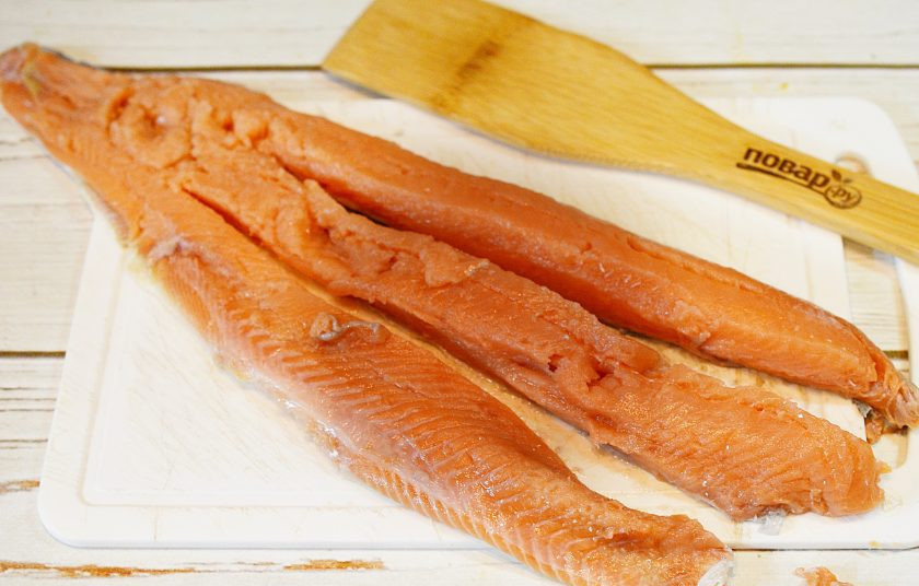 1. Этап. Горбуша в микроволновке: 2. Разрежьте вдоль, но не до конца, на 3 полоски.