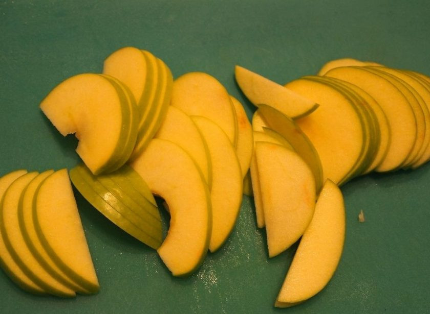 1. Этап. Салат из яблок: 4. Яблоки мою и разрезаю на половинки, удаляю семена и нарезаю тонкими дольками.