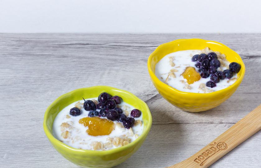 1. Этап. Овсяная каша по-шотландски: Добавьте мед и ягоды.