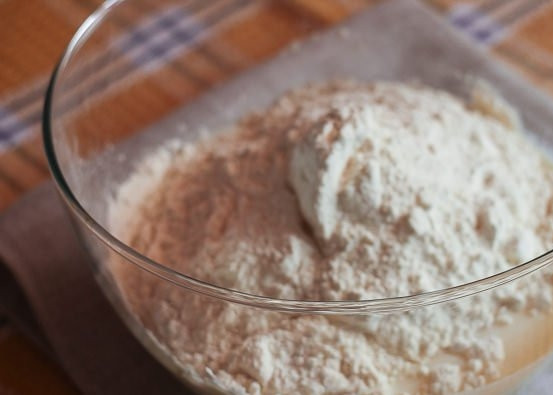 1. Этап. Блины тонкие на дрожжах: Для опары смешаем дрожжи, муку, сахар и немного подогретое молоко.