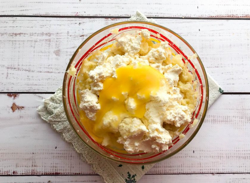 1. Этап. Картофельные котлеты с творогом: Вбейте куриное яйцо.