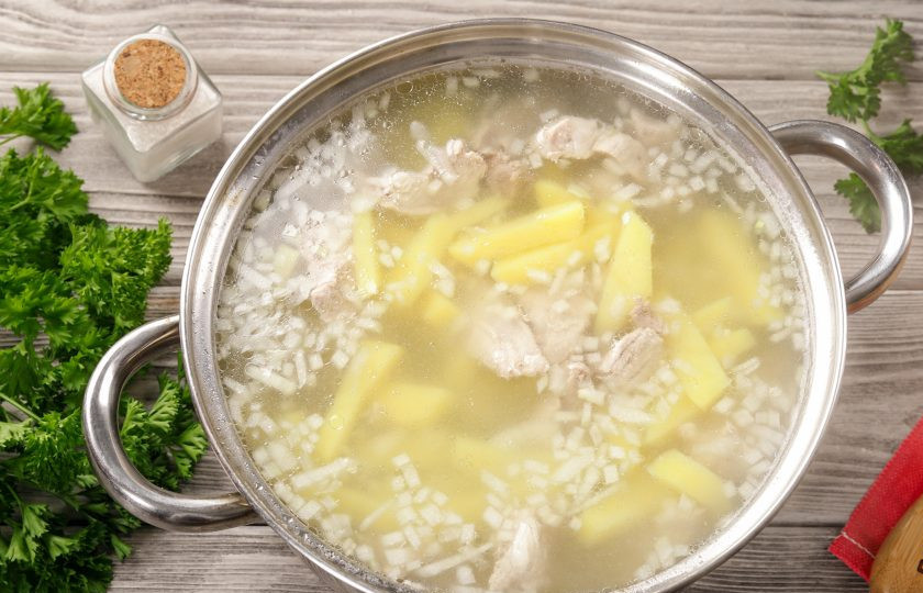 1. Этап. Похлёбка старорусская: Варите ещё 5 минут.