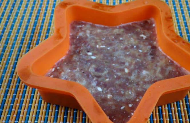 1. Этап. Запеканка из печенки: Выложите печеночную массу с овощами в форму и готовьте в духовке при 180 градусах 30 минут.