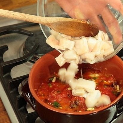 1. Этап. Тушеные кальмары в соусе: Добавьте кольцами нарезанные кальмары. Посолите и поперчите. Перемешайте.