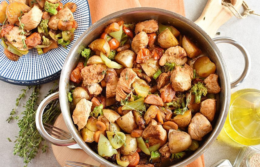 1. Этап. Индейка с овощами на сковороде: Подавайте к столу украсив свежим тимьяном. Приятного аппетита!