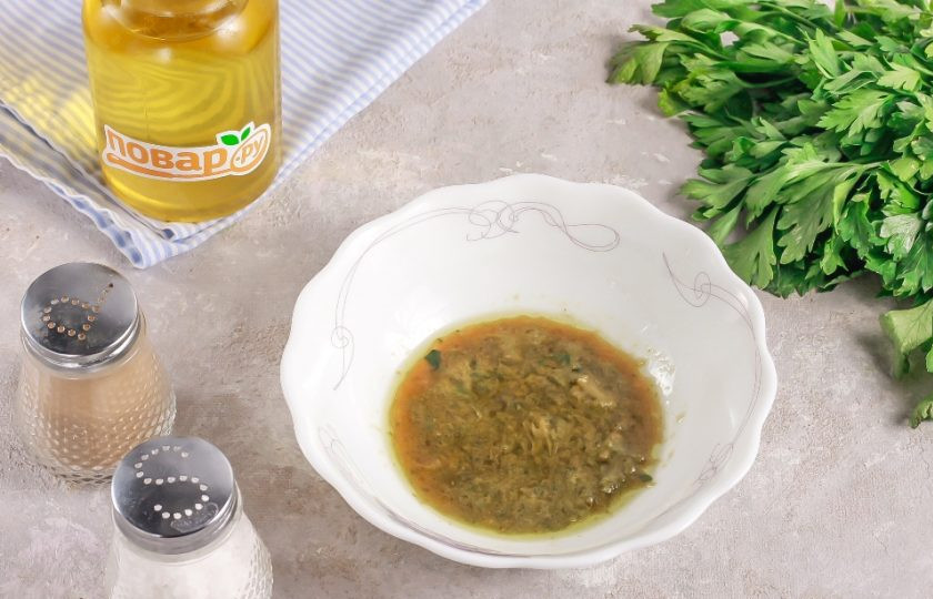 1. Этап. Запечённые перепела в медово-горчичном маринаде с чесноком: Цветочный мед, горчичный порошок или магазинную горчицу, соль, перец, очищенные зубчики укропа и измельченную зелень петрушки отпюрируйте блендером в однородную массу. Влейте растительное масло без аромата и перемешайте, получая красочный маринад.