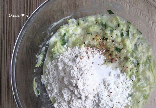 1. Этап. Кабачковый рулет с плавленым сыром: Всыпьте муку с крахмалом, разрыхлителем, смесью перцев и 1/3 ч. л. соли.