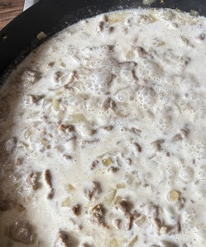 1. Этап. Белый соус болоньезе: Добавить воду/бульон и сливки, тушить до загустения соуса.