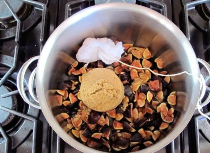 1. Этап. Пряное инжирное варенье: 2. В кастрюлю выложите мелко нарезанный инжир, сахар и мешочек. Влейте сок.